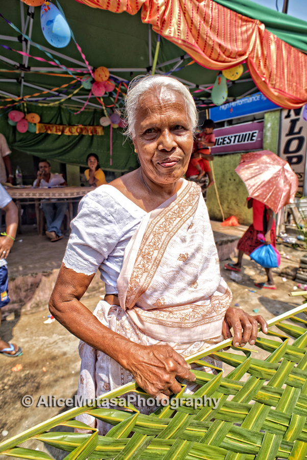 Lokumenike - womens' coconut leaf weaving contest she came last ...