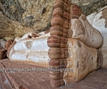 Same sleeping buddha from the feet end...