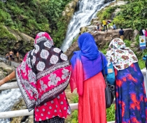 Pink & blue - women at the Ravana waterfall
