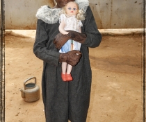Nana et sa poupée