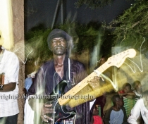 Abdoulaye joue les chansons de Koudede
