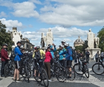 Cyclists at Piazza Venezia