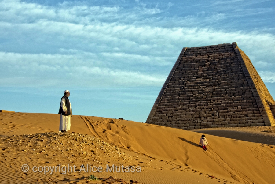 Abdulrahman & Nina at Meroë pyramids