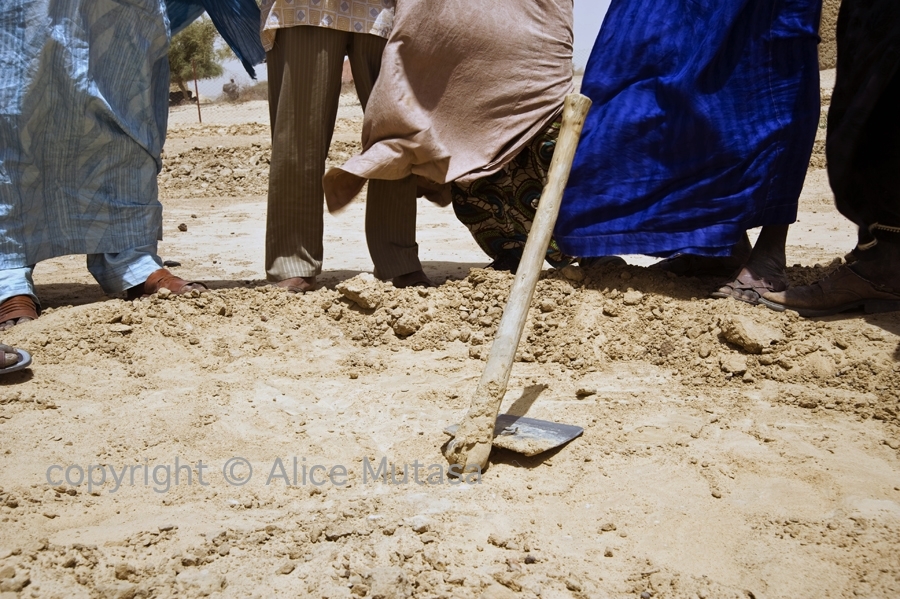 Digging the new well; N'dala village